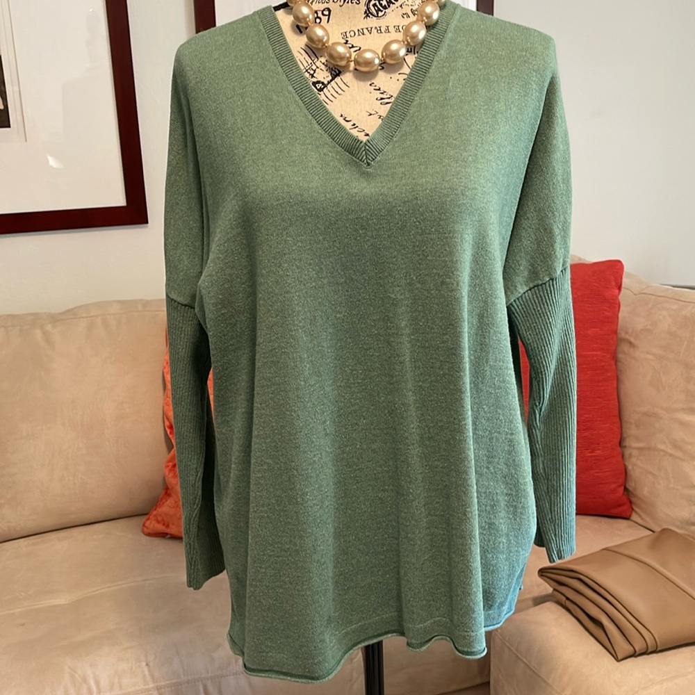 J.Jill green, V neck knit tunic, ribbed sleeve same detail at V neck, side vents